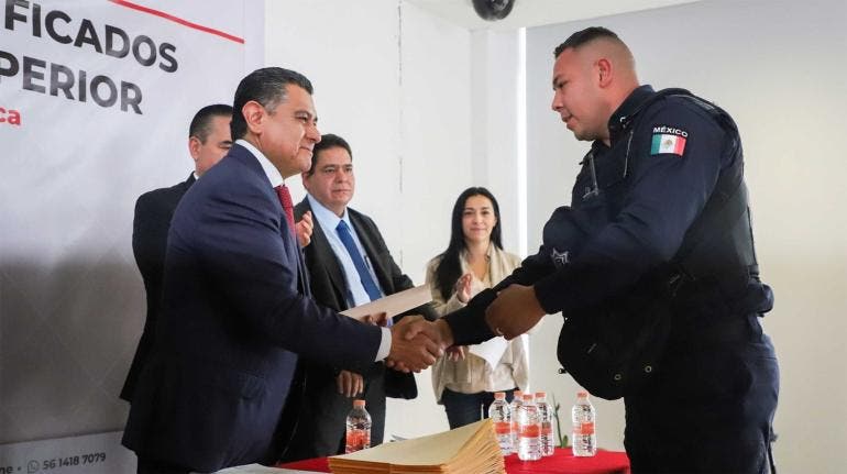 Constancias a policías en Tlalnepantla