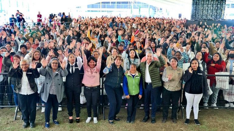 Delfina Gómez entrega tarjetas del Bienestar