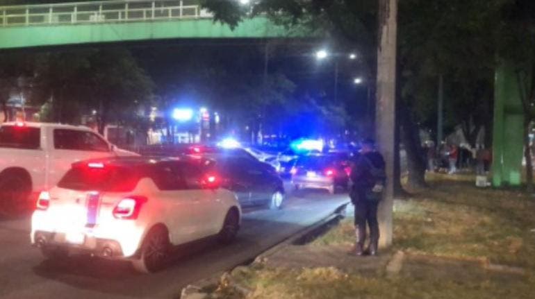 Unidades llegando al lugar donde hombre de 40 años se arrojó de puente peatonal