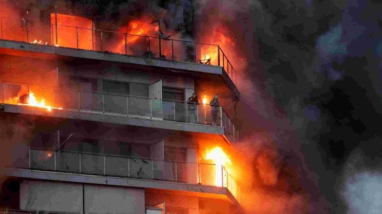 edificio incendio Valencia Espana