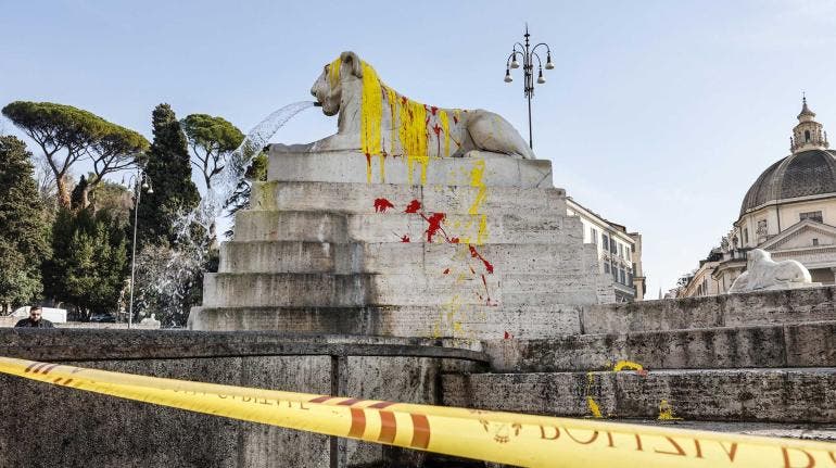 Fuente de los leones en Roma, pintada por activistas