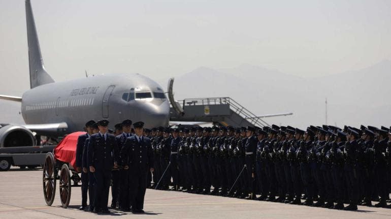 Féretro de Sebastián Piñera recibido con honores en aeropuerto de Santiago