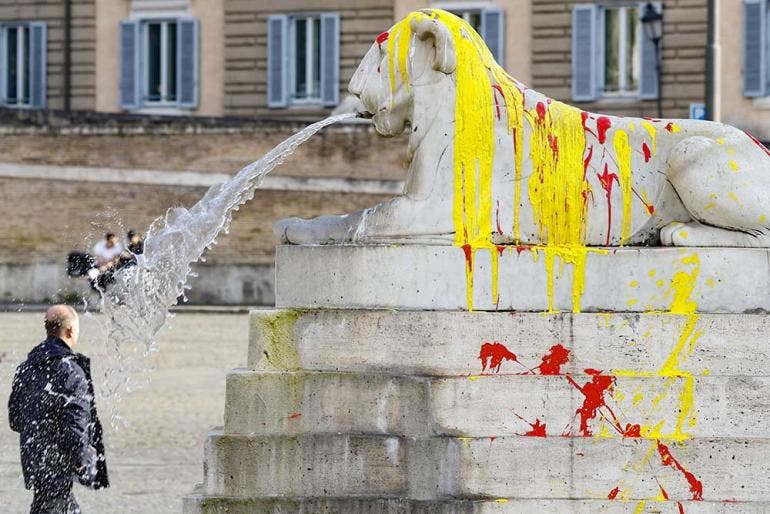 Activistas contra maltrato animal pintan a leones de la Plaza del Popolo en Roma (EFE)