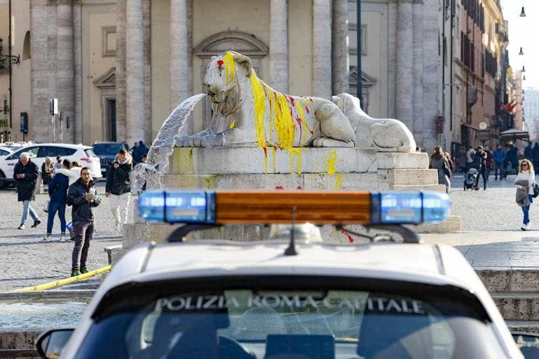 Activistas contra maltrato animal pintan a leones de la Plaza del Popolo en Roma