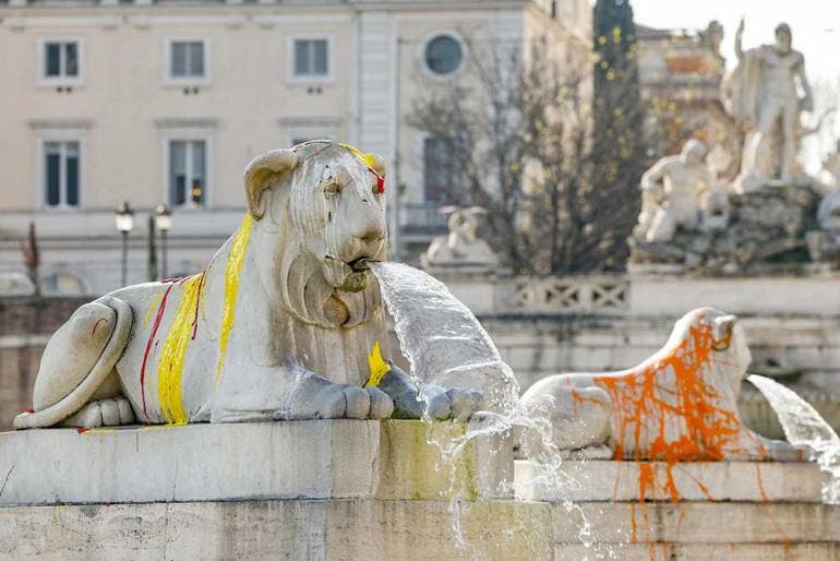 Activistas contra maltrato animal pintan a leones de la Plaza del Popolo en Roma (EFE)