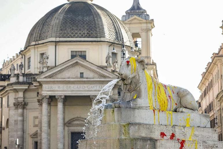Activistas contra maltrato animal pintan a leones de la Plaza del Popolo en Roma (EFE)