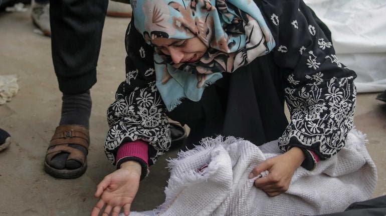 Mujer palestina llora frente al cadáver de su bebé