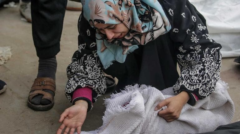 Mujer palestina llora frente al cadáver de su bebé 