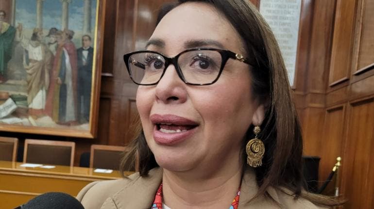  Azucena Cisneros