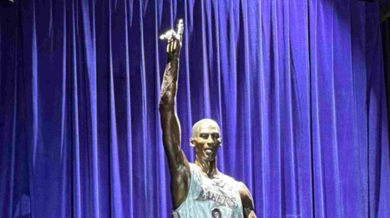 Kobe Bryant estatua black mamba