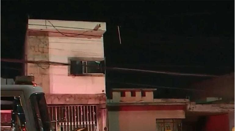 Madre muere en incendio tras poner a sus hijos a salvo