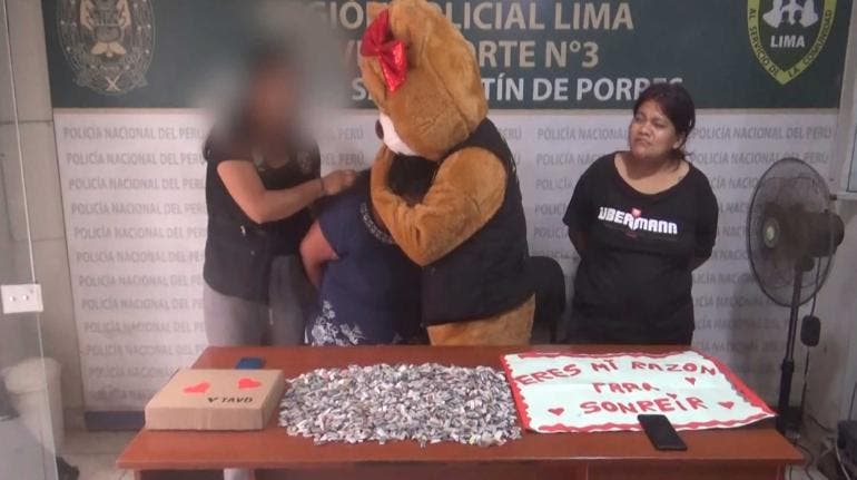 Policía con disfraz de oso de San Valentín, Perú