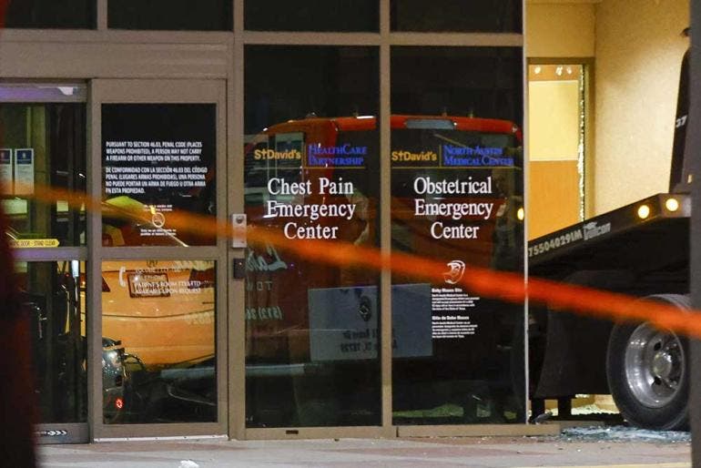 Vehículo entró en la sala de emergencias del St. David's North Austin Medical Center en Austin, Texas (EFE)