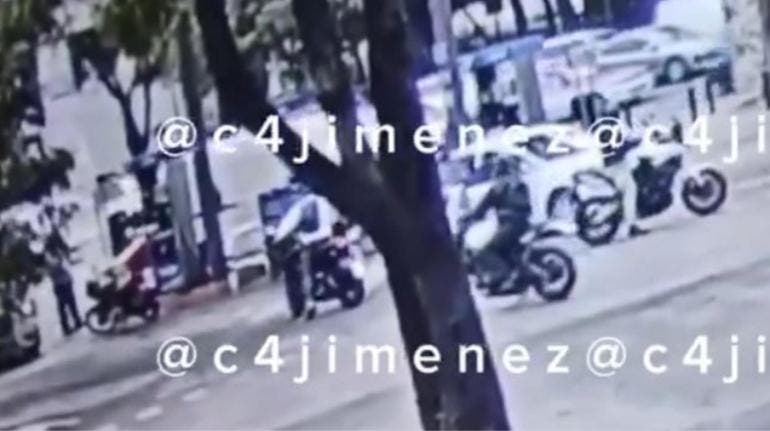 Motociclistas asaltan a familia