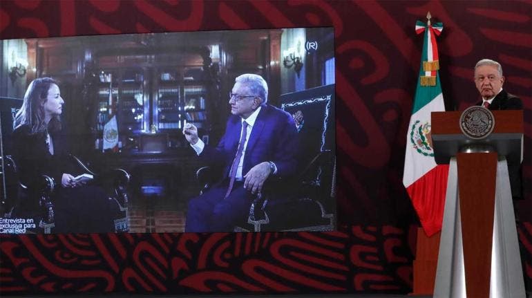 AMLO muestra la entrevista con la periodista rusa  periodista rusa Inna Afinogenova de Canal Red