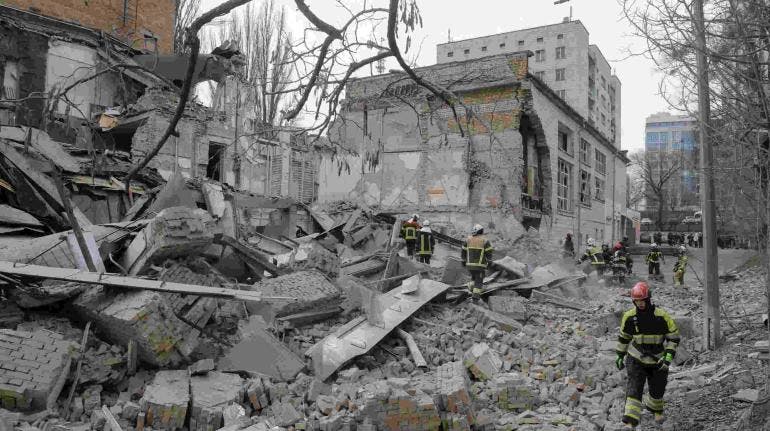 Ataque ruso a zona residencial Járkov: 16 heridos y al menos un muerto