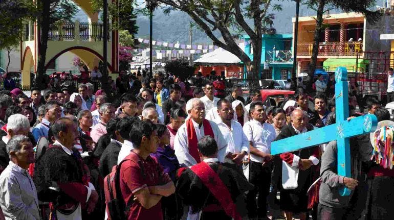 Indígenas mayas celebran viacrucis para pedir el fin de la violencia en Chiapas