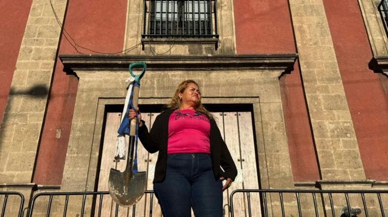 Ceci Flores pala Palacio Nacional