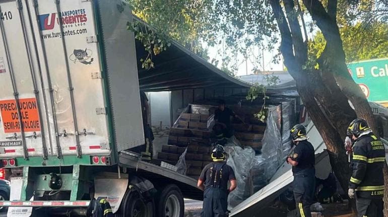 Cuerpo Heroico de Bomberos descargando trailer que quedó atorado 