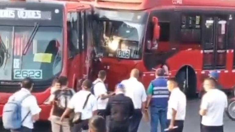 Indios Verdes Metrobus chocan