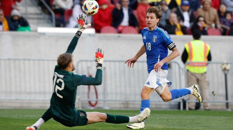 Nicolo Barella anota para Italia ante Ecuador