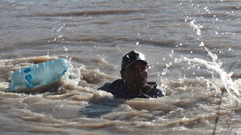 Migrantes cruzan el Río Bravo