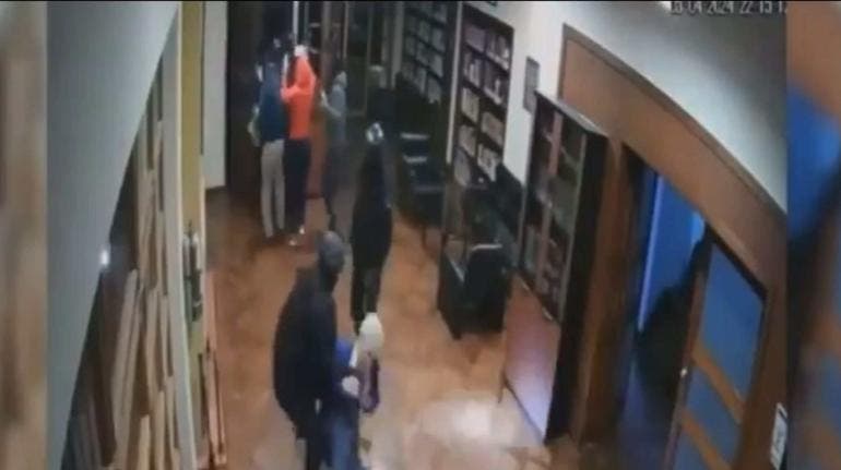 VIDEO: AMLO revela imágenes del asalto a la embajada en Ecuador