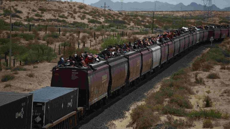 Migrantes que llegan en tren a Ciudad Juárez deambulan por el río Bravo