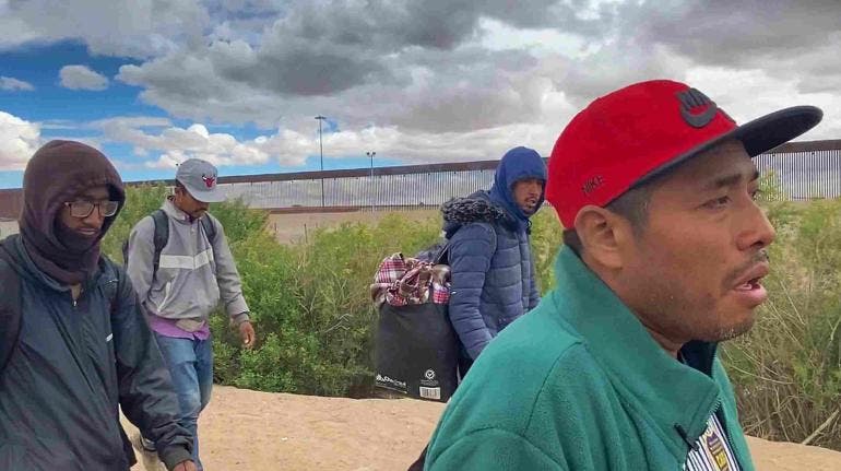 Profesionales sudamericanos abandonan su oficio para llegar a la frontera con EU