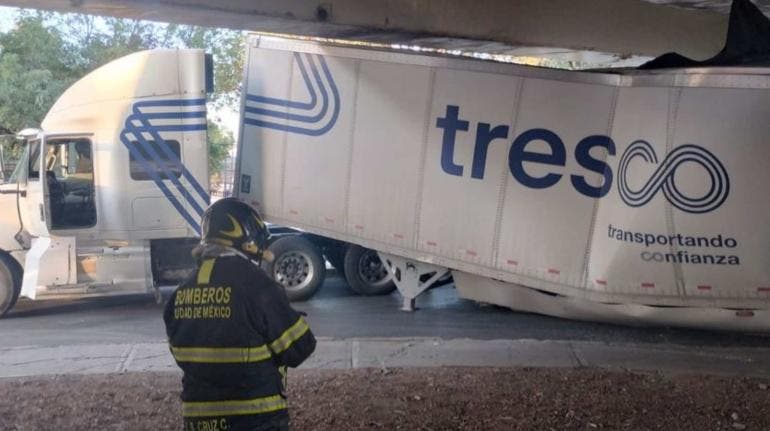 Tráiler se parte bajo un puente en Iztapalapa