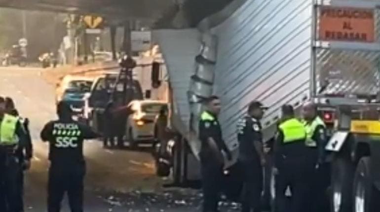 Tráiler se atora y rompe su caja  en Viaducto