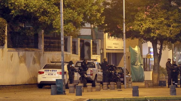 Policía ecuatoriana en la embajada de México em Quito