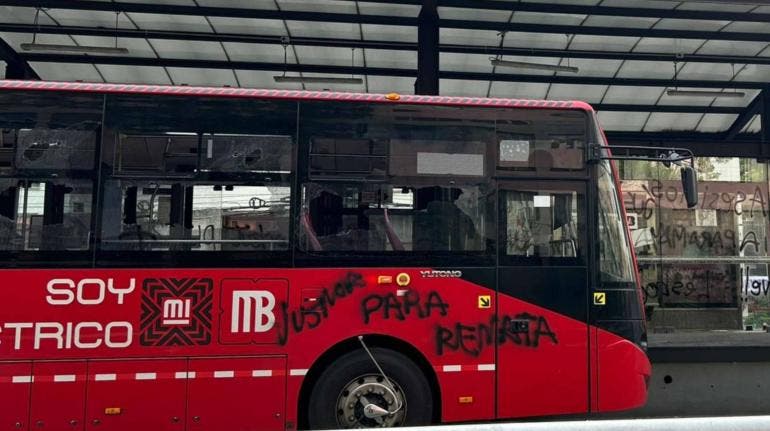 Renata Maya Metrobus Tlatelolco