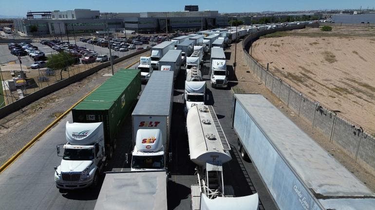 Tráileres varados en el Paso Texas