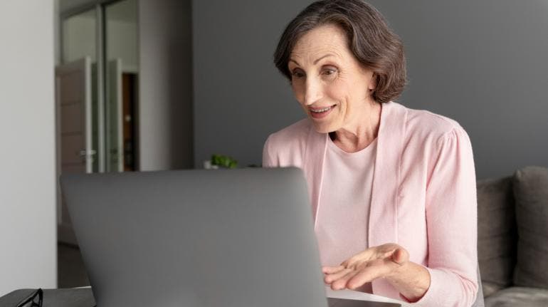 alumna-senior-online