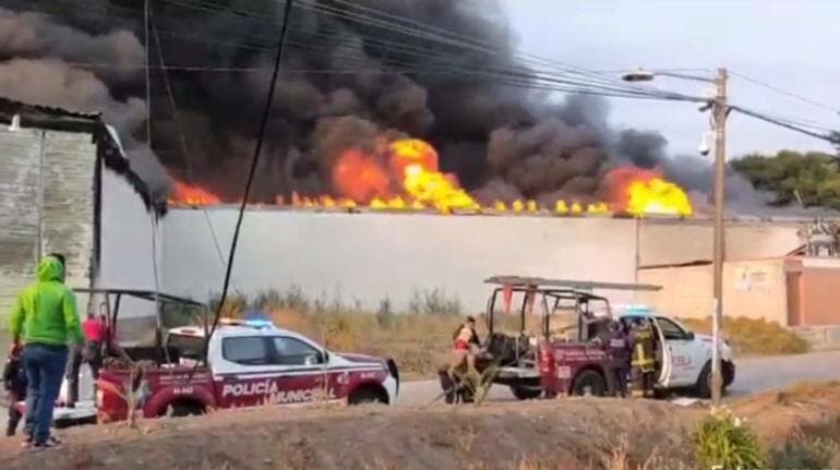Incendio consume fábrica de veladoras en Puebla 