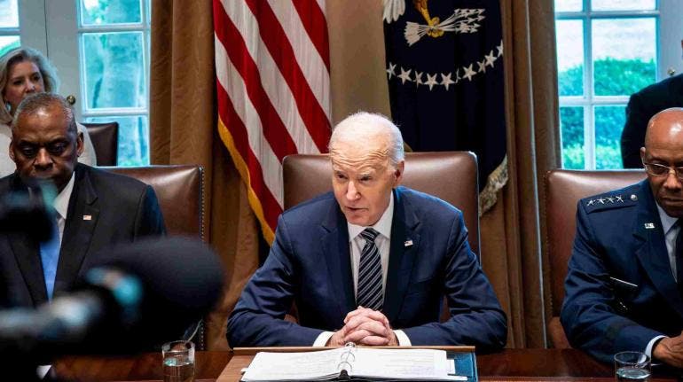 Biden firma proyecto de Ley de Aviación; fortalecerá infraestructura y seguridad
