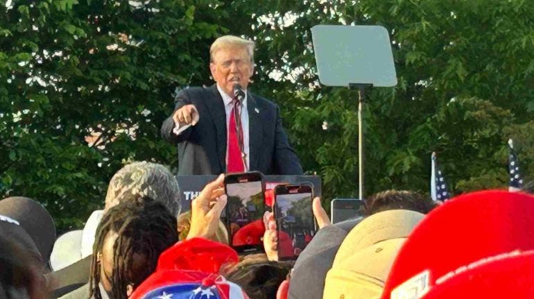 Trump arremete contra migrantes ante miles de simpatizantes en el Bronx