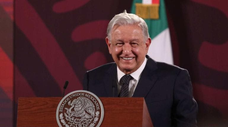  La bandera se izará durante la ‘Marea Rosa’, responde AMLO a Gálvez 