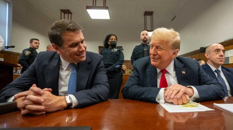 Donald Trump con su abogado