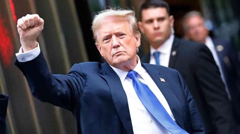 Trump rechaza hablar de la cárcel en su primera rueda de prensa; pinta un país en llamas