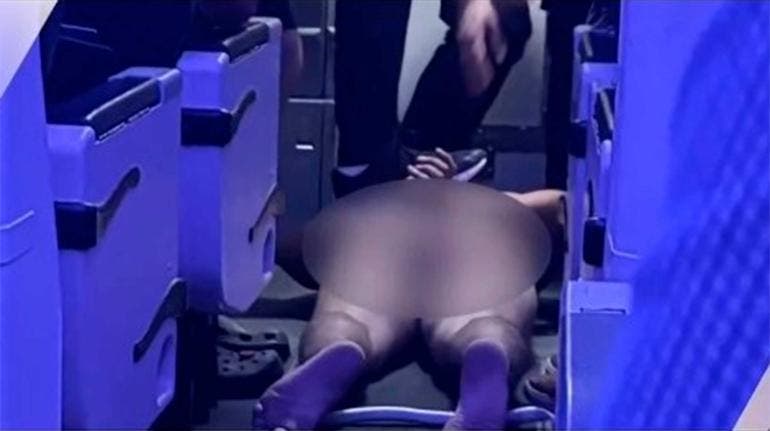 Hombre desnudo en vuelo