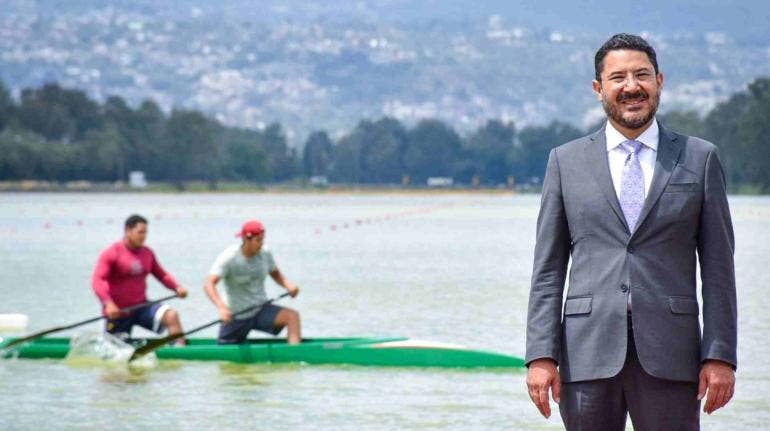 Mujer remando en Xochimilco