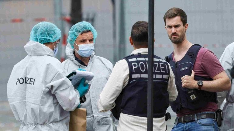 Dictan orden de aprehensión contra agresor de policía y militantes en Mannheim