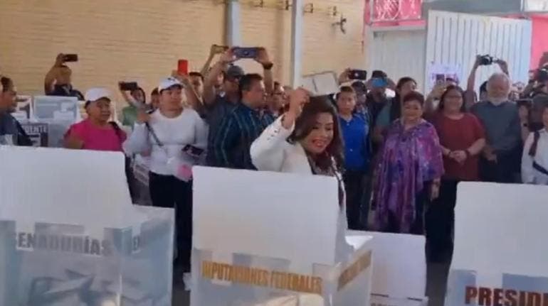 Clara Brugada vota San Miguel Teotongo