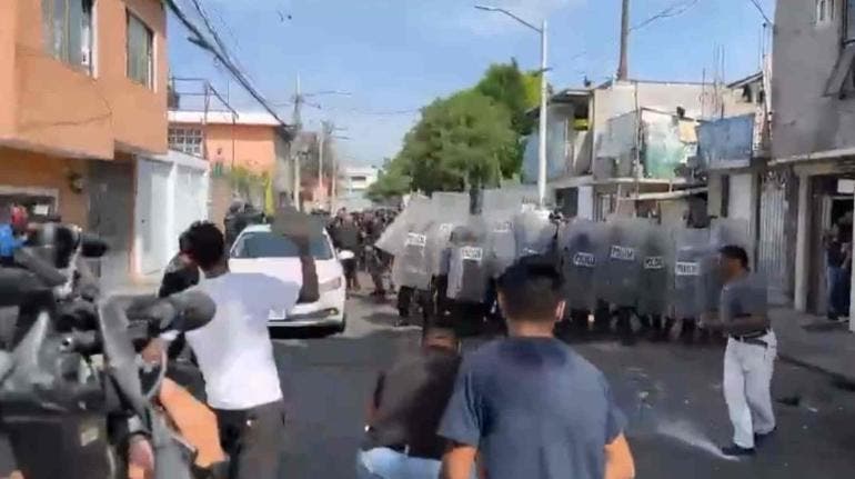Muere un hombre en enfrentamiento entre vecinos y policías en Leyes de Reforma