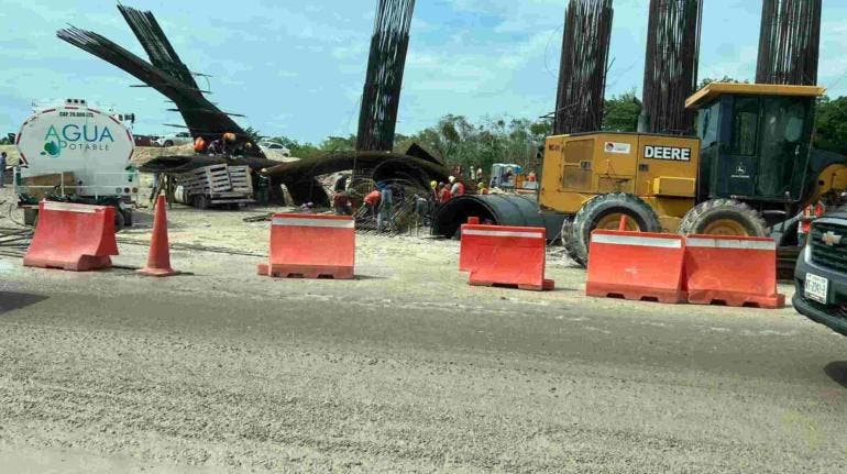 Cae parte de un puente en obra del Tren Maya tras fuertes lluvias; aplasta un auto