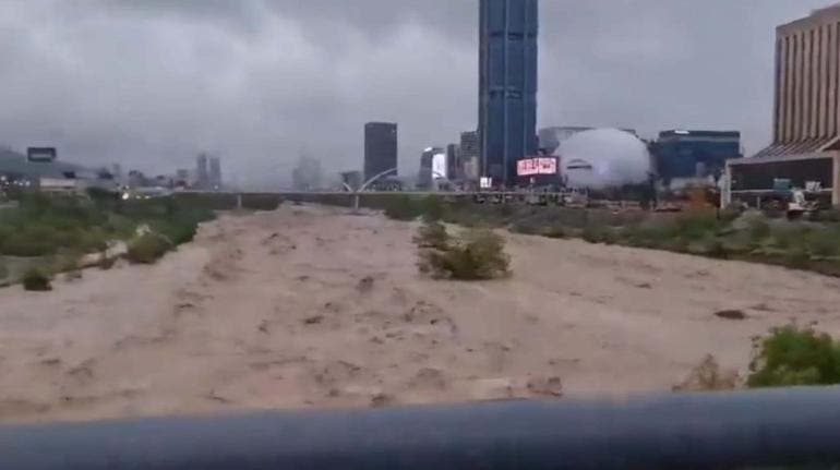 Video: Se desborda el río Santa Catarina; cierran Av. Morones Prieto