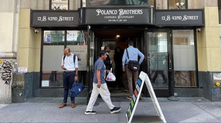 Cierran en Nueva York más de 500 tiendas ilegales de cannabis en un mes