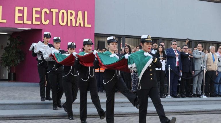 Taddei votar honores bandera INE